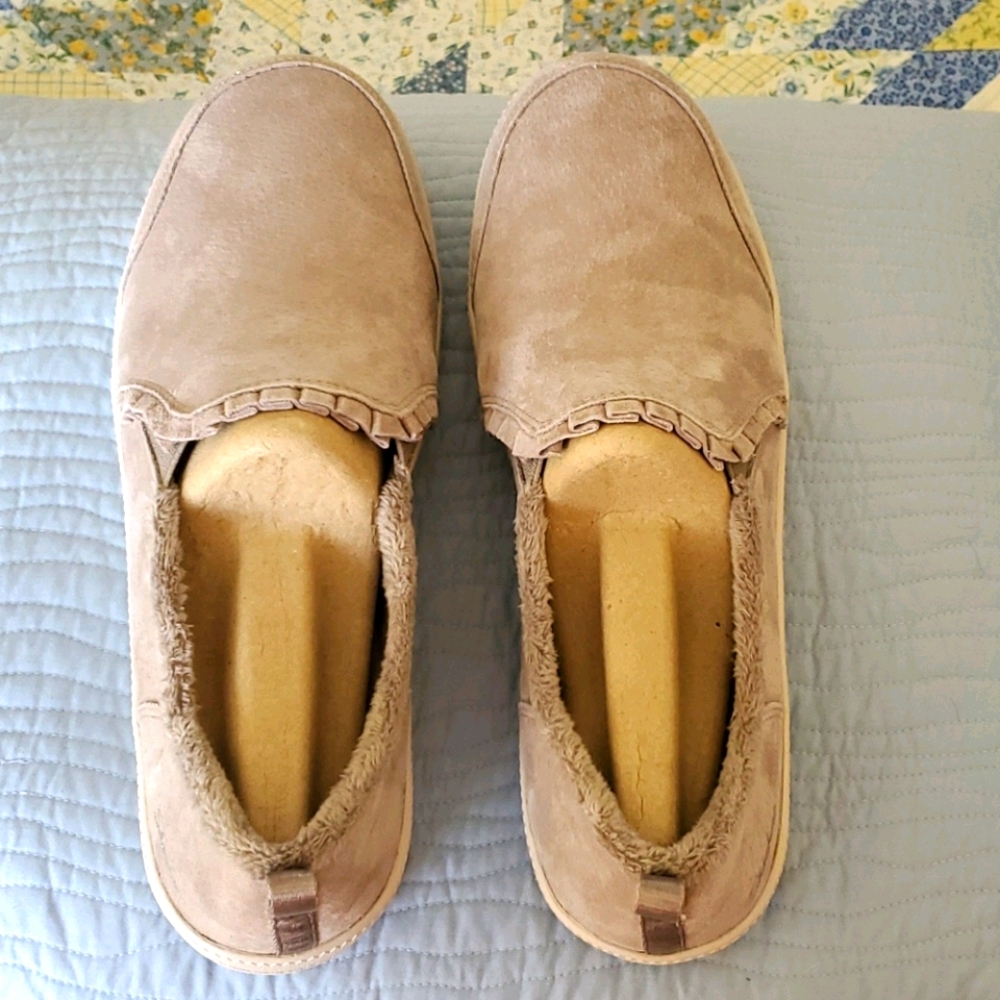 SKECHERS PLUSH SLIP ON SHOE